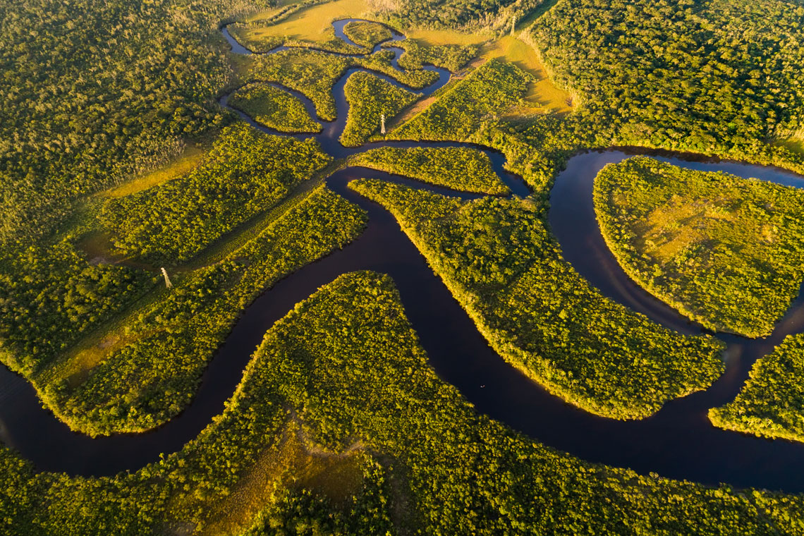 Az Amazonas folyó a világ legnagyobb folyója a medence területét és teljes áramlását tekintve. A vízgyűjtő területe majdnem megegyezik Ausztrália területével. Az Amazonast számos mellékfolyó táplálja, amelyek közül körülbelül 20 több mint 1500 km hosszú. Mellékfolyóival együtt az Amazonas belvízi utak rendszerét alkotja, amelyek teljes hossza meghaladja a 25 9 km-t. A Brasilia Egyetem tudósai megállapították, hogy a folyó kora XNUMX millió év.