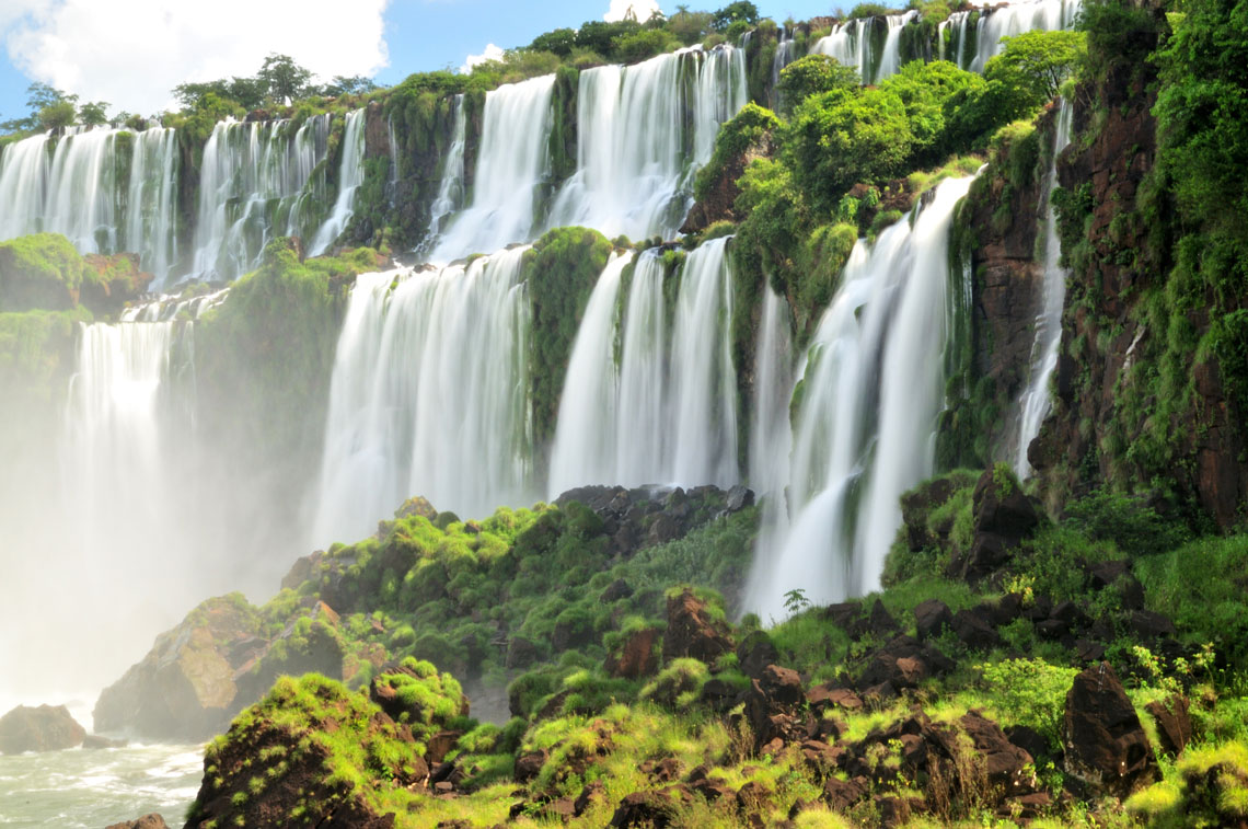 Az Iguazu-vízesés egy 275 vízesésből álló komplexum az Iguazu folyón, Brazília és Argentína határán. A vízesések az argentin és a brazil Iguazu Nemzeti Park határán találhatók. Mindkét park felkerült az UNESCO világörökségi listájára.