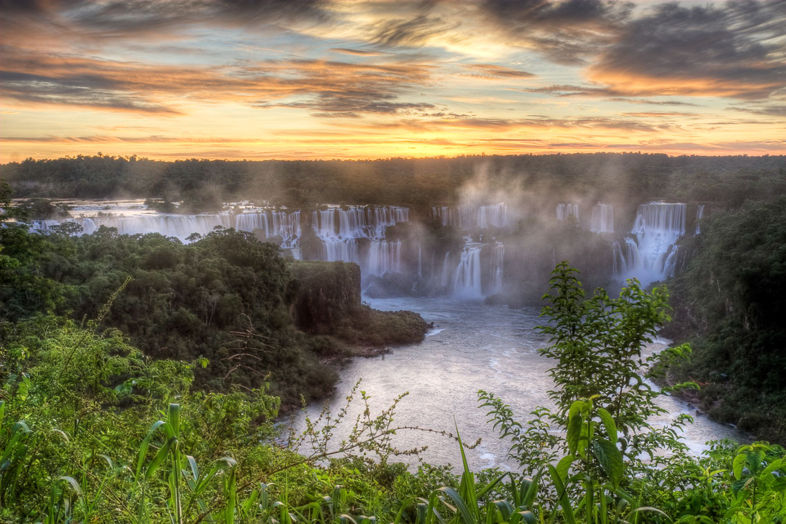 A legtöbb vízesés Argentína területén található (hossza 2100 méter), de Brazíliából (800 méter hosszú) jó kilátás nyílik az "ördög torkára". A vízesések 160-260 méter magasságból figyelhetők meg, így ez a vízesés magasabb, mint a Niagara, de szélességében elmarad a Victoria-vízeséstől.