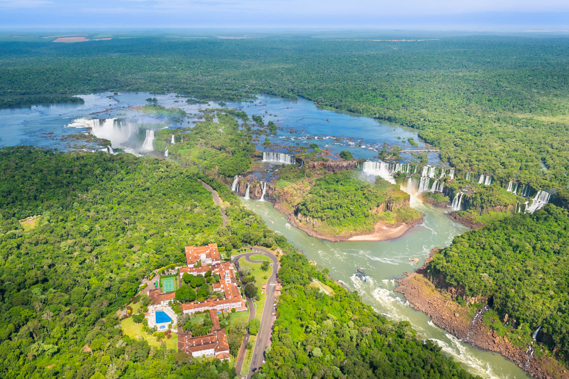 Az Iguazu-vízesés Dél-Amerika egyik leglátogatottabb turisztikai célpontja. Évente 1,5-2 millió látogató érkezik. A kilátók speciálisan a turisták számára vannak felszerelve. A vízesés közelében gyalogos és autós útvonalak vannak kialakítva. A turistáknak vízálló ruházatot is kínálnak, mivel az útvonalak a vízesések lábához vezetnek. Az Iguazu-vízesés közelében található egy nemzetközi repülőtér, szállodák, kempingek tucatjai, bekötőutak és sétautak épültek.