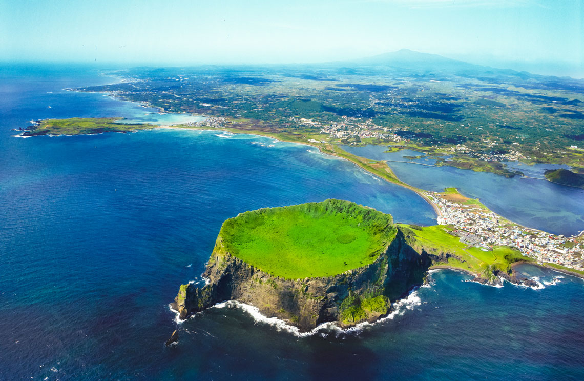 Itt található a Hallasan vulkán, amely 780 ezer évvel ezelőtt jelent meg. Ez Dél-Korea legmagasabb hegye (1950 méter). A vulkán szája a Hallasan tetejére emelkedik. A lejtőin és a partján még néhány parazita kráter található. A mai napig kihaltnak tekinthető, mivel az utolsó kitörés 25 ezer évvel ezelőtt történt. 2007 óta a sziget egyedülálló természete az UNESCO Világörökség részeként a „Jeju vulkáni sziget és lávacsövek” védelme alatt áll.