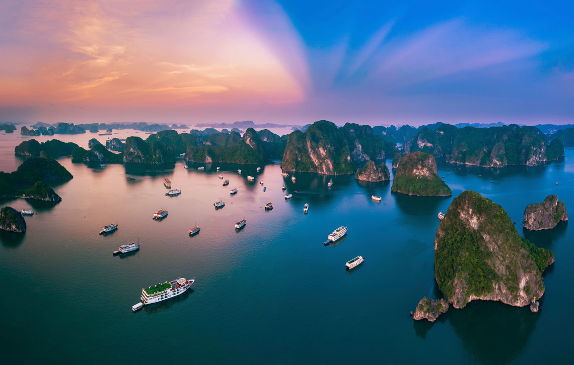 A Ha Long-öböl az UNESCO Világörökség része Vietnamban, és nagyon népszerű turisztikai hely. Az öböl a Dél-kínai-tenger Tonkin-öbölében található. Az öbölben több mint 3000 sziget, valamint apró sziklák, sziklák és barlangok találhatók. Területe körülbelül 1500 négyzetkilométer.