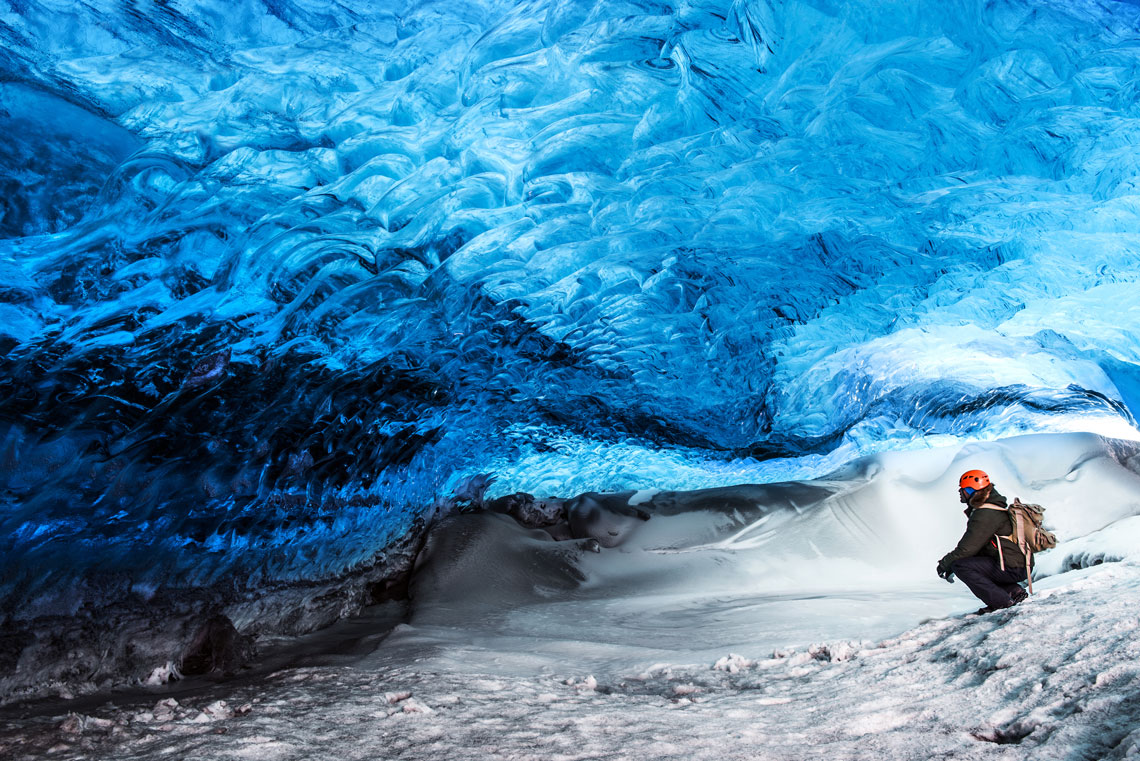 Blid blå omgiver besøgende fra alle sider. Kun gulvet, dannet af sedimentære klipper frosset ind i isen, forbliver mørkt. På gletsjerne får kraftige regnskyl det øverste lag til at smelte og grotten til at gløde med en storslået blå farve.