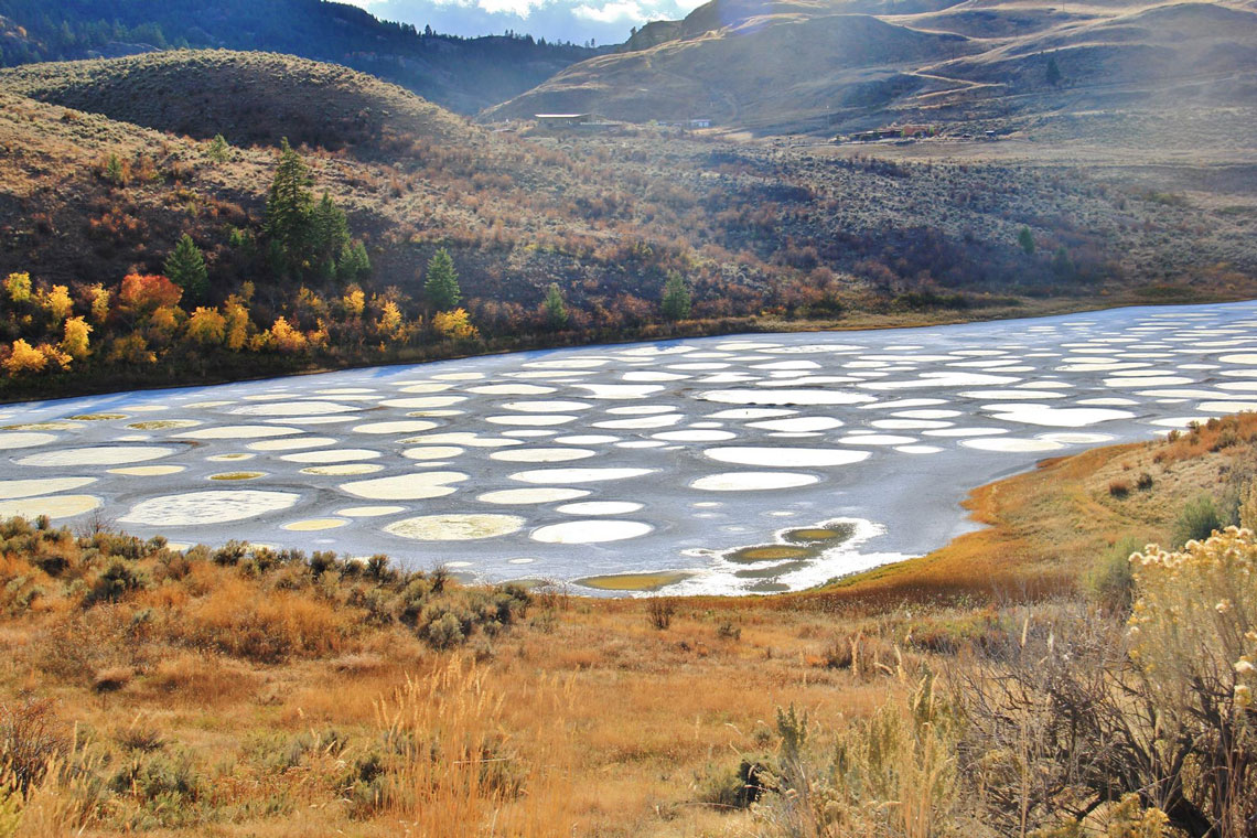 Spotted Lake (Eng. Spotted Lake – "Spotted Lake") er en usædvanlig lukket mineralsø i British Columbia, Canada. Interessant nok blev mineraler fra søen brugt til at lave ammunition under Første Verdenskrig.