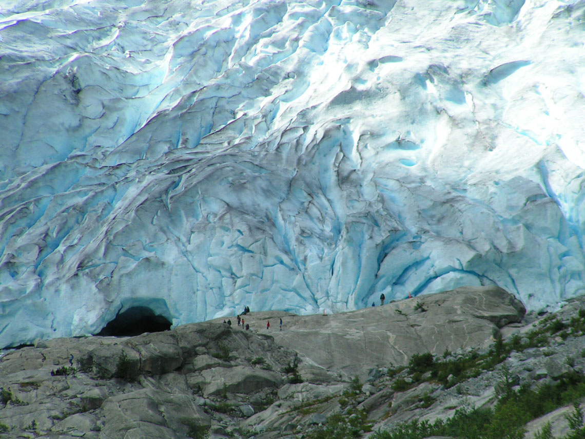 Nygardsbreen-gletsjeren ligger i Norge og ligger på Jostedal Nationalparks territorium. Det er en af ​​grenene af den kolossale Jostedalsbreen-gletsjer.