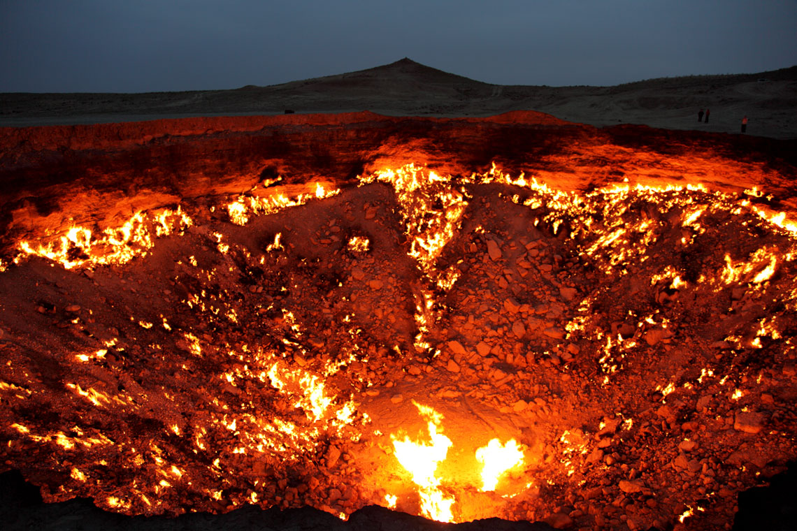 I 1971, nær landsbyen Darvaza i Turkmenistan, opdagede sovjetiske geologer en ophobning af underjordisk gas. Som et resultat af udgravninger og boring af en undersøgelsesbrønd faldt geologer over en underjordisk hule (tomhed), hvorved jorden kollapsede og et stort hul fyldt med gas dannedes.
