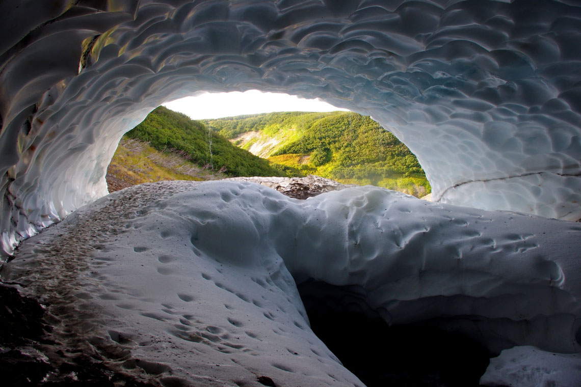 I Rusland, i Kamchatka, er der den majestætiske vulkan Mutnovsky, på en af ​​skråningerne, hvor videnskabsmænd opdagede en unik hule.