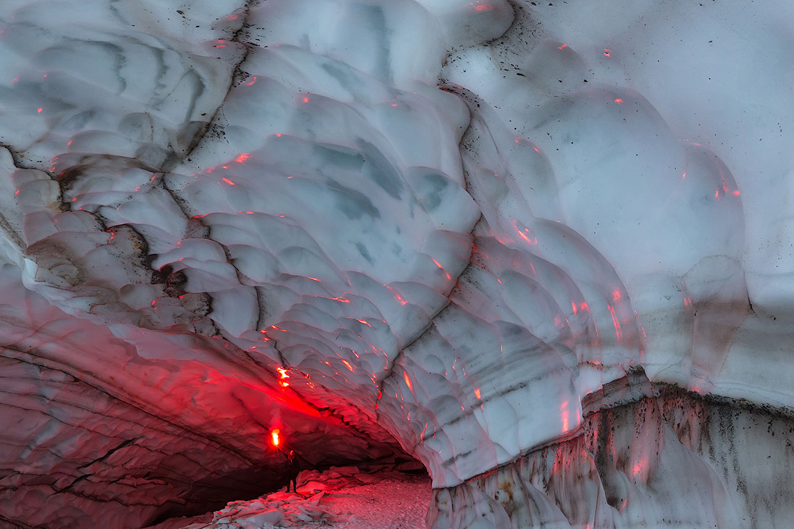 Ishulen i Mutnovsky-vulkanen skylder sin dannelse til vulkansk aktivitet. Under dens indflydelse sker der en kontinuerlig afsmeltning af gletsjeren, hvis vand skyller utroligt smukke tunneler ud i permafrosten.