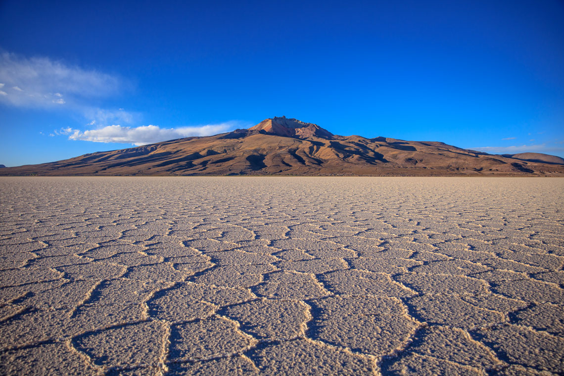 About 40,000 years ago this area was part of Lake Minchin. After it dried out, two currently existing lakes remained: Poopo and Uru-Uru, as well as two large salt marshes: Salar de Coipasa and Uyuni. The area of ​​Uyuni is approximately 25 times larger than the dry lake Bonneville in the United States (which has an area of ​​260 km²).