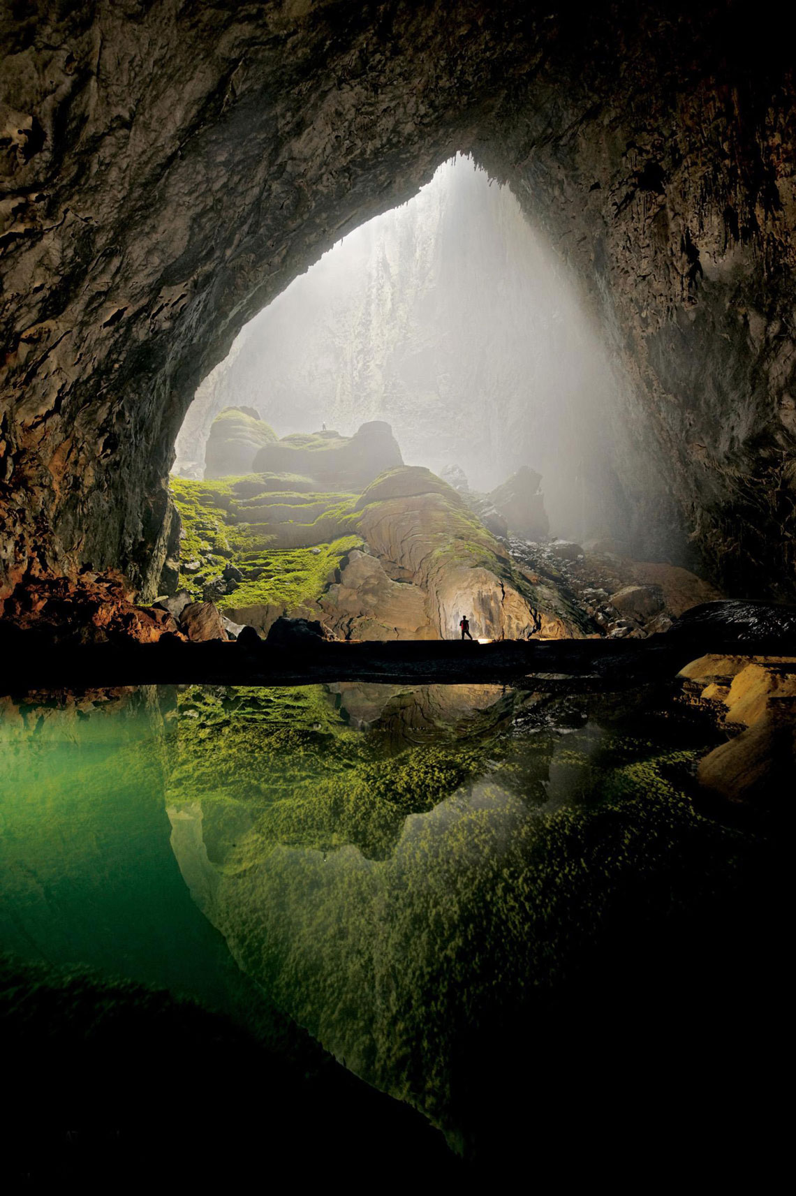 Son Doong es la cueva más grande del mundo. Se encuentra en el centro de Vietnam, en la provincia de Quang Binh, en el Parque Nacional Phong Nha Kebang. La cueva tiene un río subterráneo que inunda algunas partes de la cueva durante la temporada de lluvias. Esta cueva es conocida por los lugareños desde 1991, en abril de 2009 fue descubierta por un grupo de espeleólogos británicos.