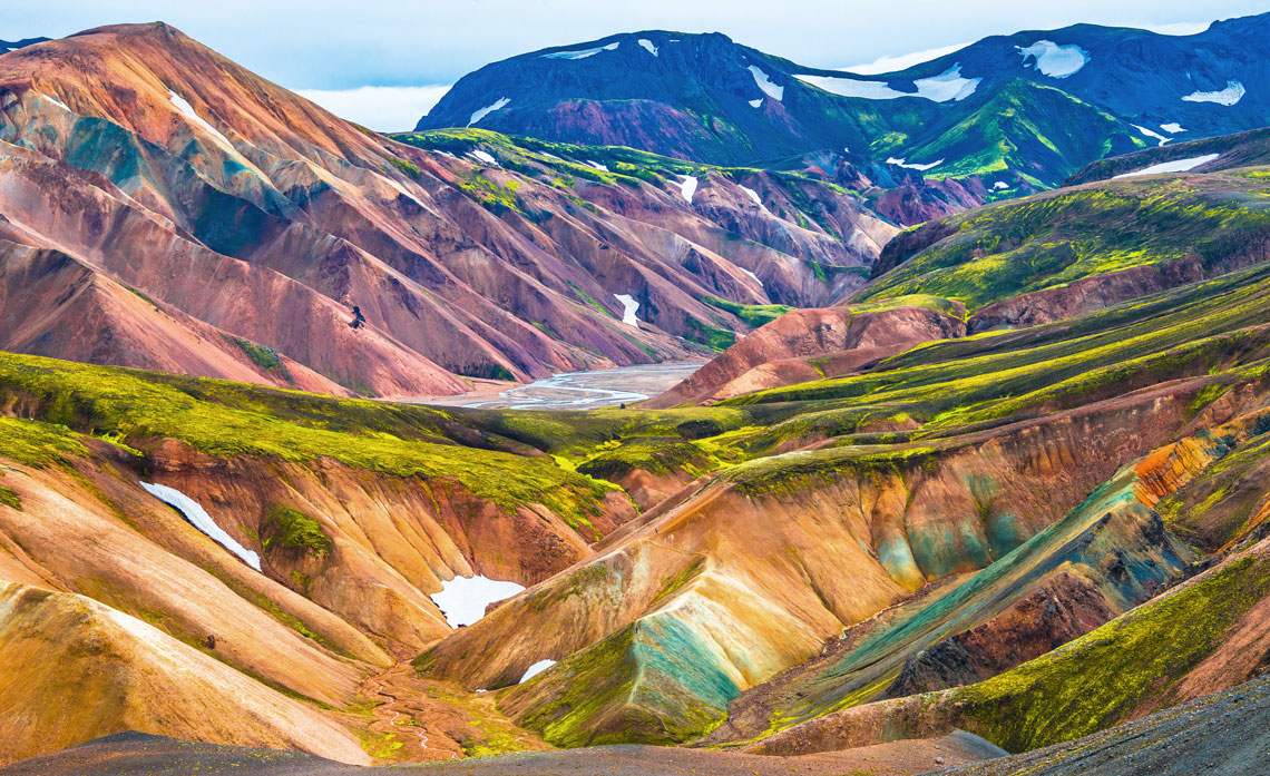 Landmannalaugar – Deze plaats ligt in het natuurreservaat Fjallabak in de hooglanden van IJsland, waar vreemde en prachtige geologische formaties te vinden zijn. De veelkleurige bergen van ryoliet trekken hier veel toeristen aan en vangen de geest van elke reiziger.