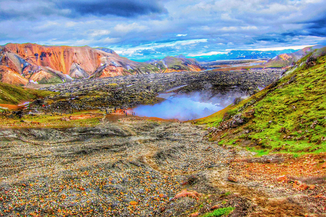 Landmannalaugar відомий своїми природними геотермальними гарячими джерелами та навколишнім ландшафтом. Він розташований на 6000 метрах над рівнем моря, де є безліч геотермальних джерел.