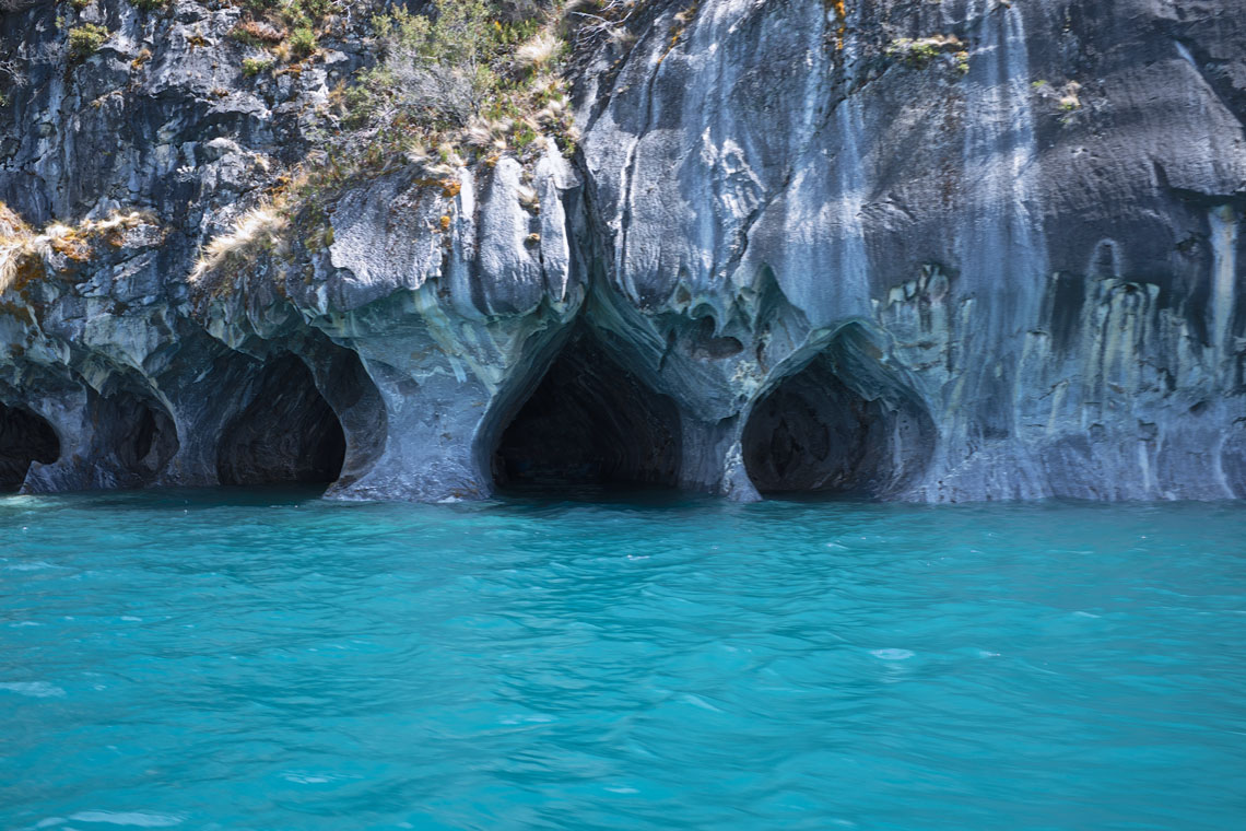 Mermer, alışılmadık bir bantlamaya sahiptir ve çeşitli renklerde taşlı kayalardan oluşur. Mermerde beyaz hakim renk olmasına rağmen, bazı yerlerde mavi ve pembe tonlara da rastlamak mümkündür.