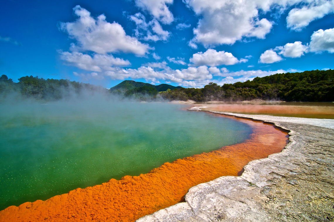 Champagne Pool – traduit de l'anglais par "Champagne Pool" – est une source chaude située en Nouvelle-Zélande dans la région géothermique de l'île du Nord de Wai-O-Tapu. Il tire son nom de "Champagne Pool" en raison de ses abondantes émissions de dioxyde de carbone (CO2), qui font que l'eau de la source ressemble à du champagne.