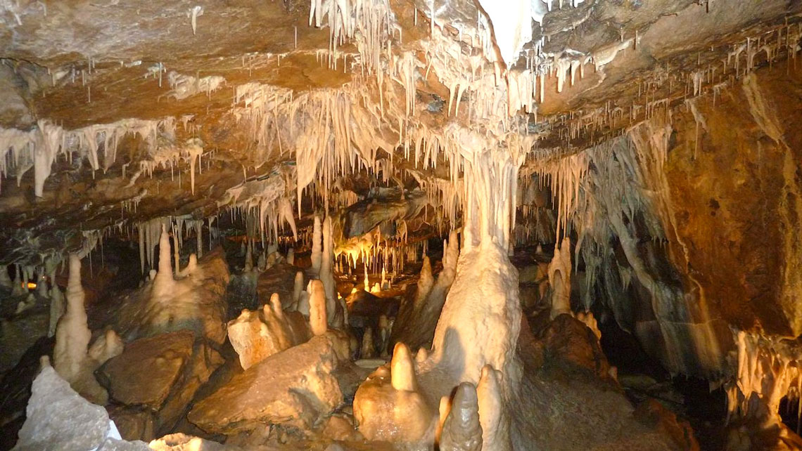 Jeita Caves (Jeita Grotto) – un complexe de deux grottes situées au Liban, à 20 kilomètres au nord de sa capitale – Beyrouth. En tant que l'un des symboles touristiques du pays, les grottes de Jeita ont été incluses dans la liste des finalistes du concours des sept nouvelles merveilles de la nature. En 1836, la grotte supérieure a été découverte par William Thomson, et la grotte inférieure a été découverte par des spéléologues libanais en 1958.