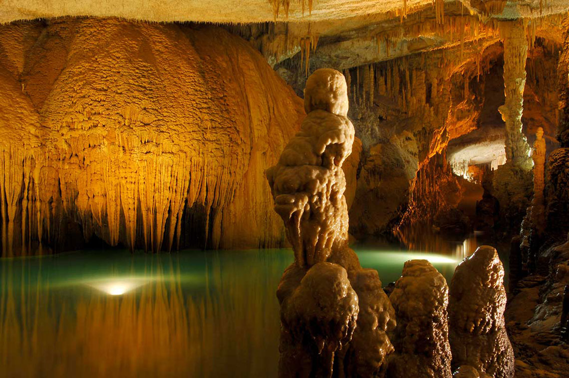 Il y a des réservoirs souterrains uniques, de très belles crevasses, diverses stalagmites et stalactites. La longueur de la grotte inférieure est beaucoup plus grande que la grotte supérieure et est égale à 6900 mètres.