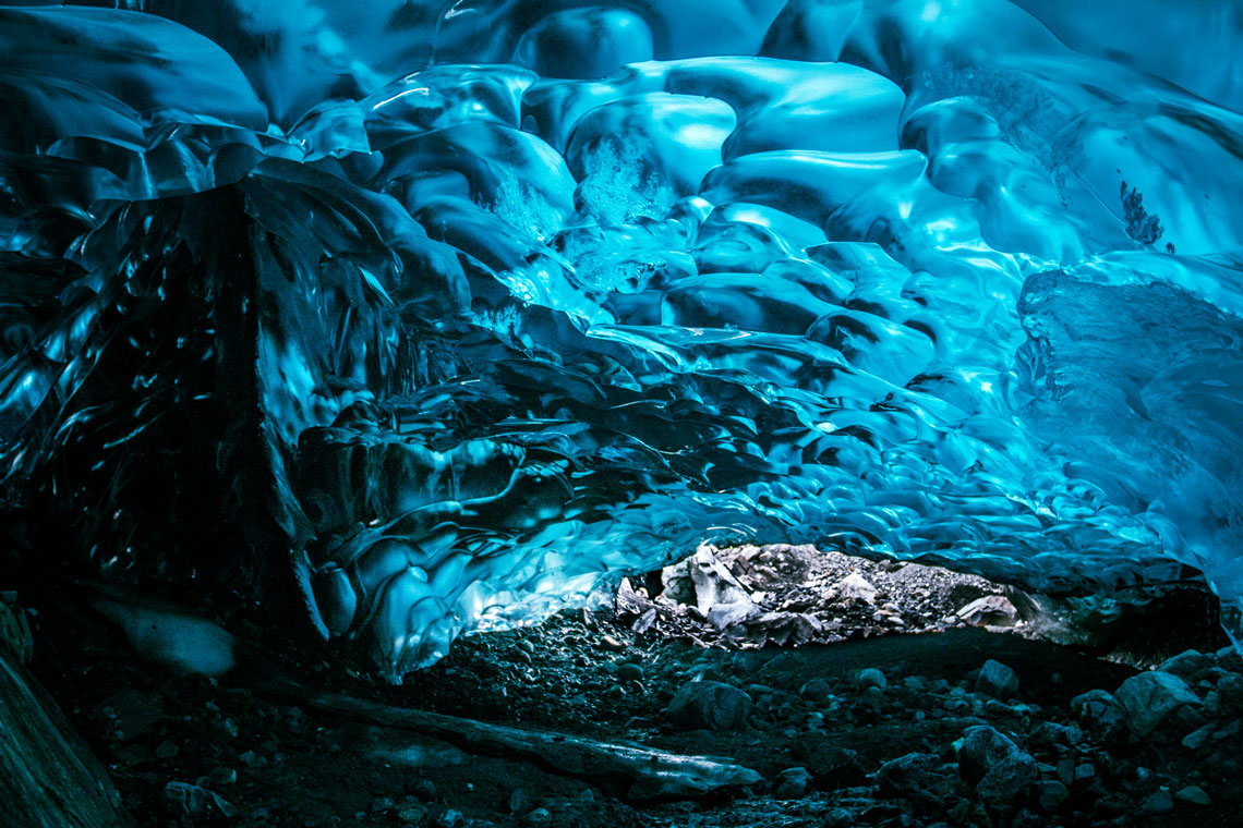 Jaskinie Lodowe Mendenhall znajdują się na lodowcu Mendenhall na Alasce (USA). Lodowiec Mendenhall znajduje się w pobliżu miasta Juneau i ma długość 12 km. Jaskinie to wnęka lodowa znajdująca się na głębokości 120 metrów.