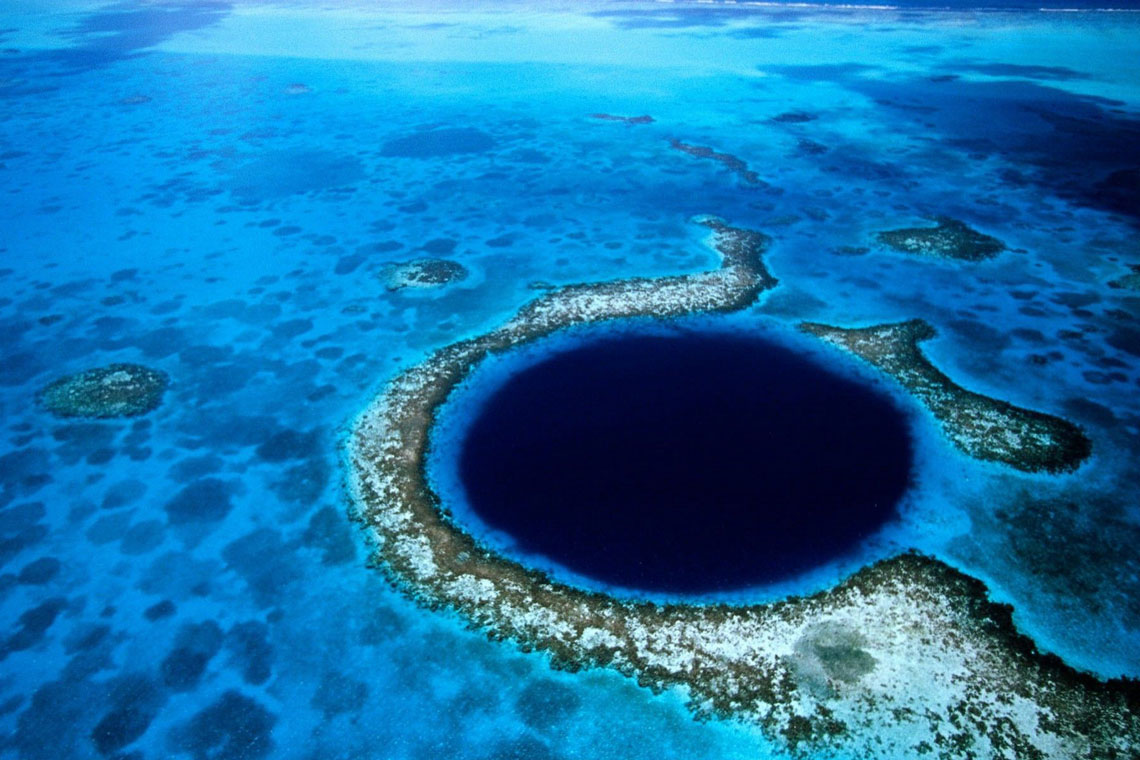 Great Blue Hole to duża niebieska dziura położona w centrum Lighthouse Reef, atolu w obrębie Rafy Koralowej Belize. Dziura to okrągły lej krasowy o średnicy 300 metrów, schodzący na głębokość 124 metrów. Ta formacja geologiczna była pierwotnie systemem jaskiń wapiennych powstałych podczas ostatniej epoki lodowcowej. Poziom morza był wtedy znacznie niższy, ale kiedy ocean się podniósł i dach zalanej jaskini zawalił się, utworzył się zapadlisko – dość powszechny ukształtowanie terenu wzdłuż wybrzeża Belize.