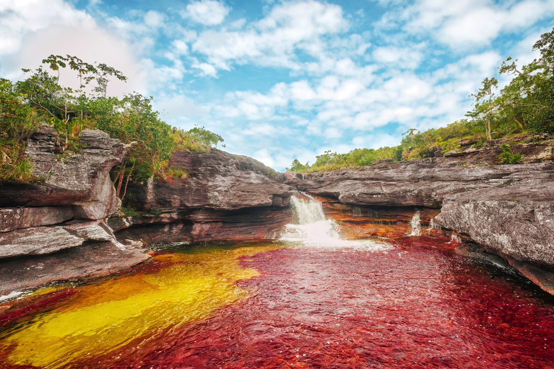 Rzeka Caño Cristales znajduje się w centralnej części Kolumbii, na terenie departamentu Meta w paśmie górskim Macarena. W tłumaczeniu z języka hiszpańskiego nazwa rzeki oznacza „kryształową rzekę”. Rzeka znana jest z tego, że zmienia swój kolor pod wpływem różnych rodzajów glonów, dlatego miejscowi nazywają ją „rzeką pięciu kolorów” lub „płynną tęczą”.
