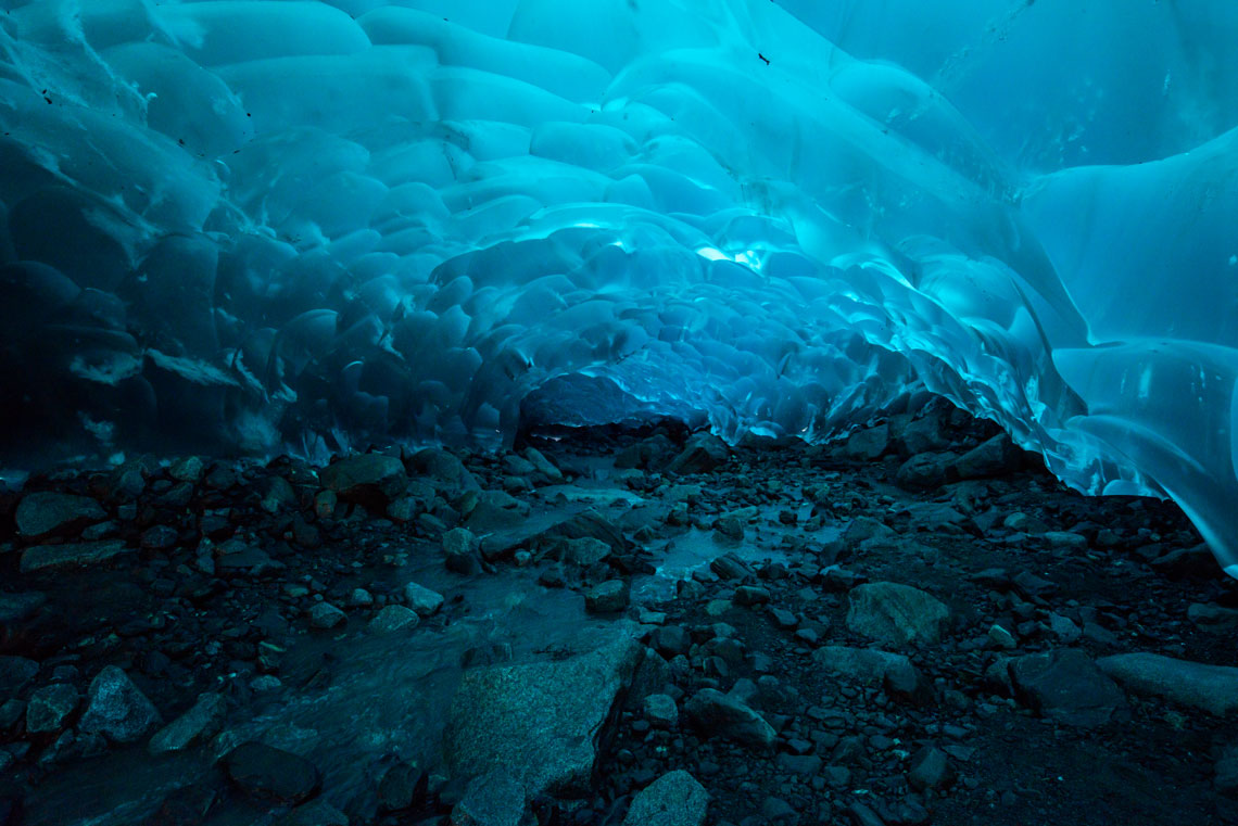 Do środka prowadzi dziura, która powstała w wyniku topnienia lodowca. Od 1958 roku lodowiec Mendenhall cofnął się o prawie 3 kilometry, tworząc wiele jaskiń lodowych.