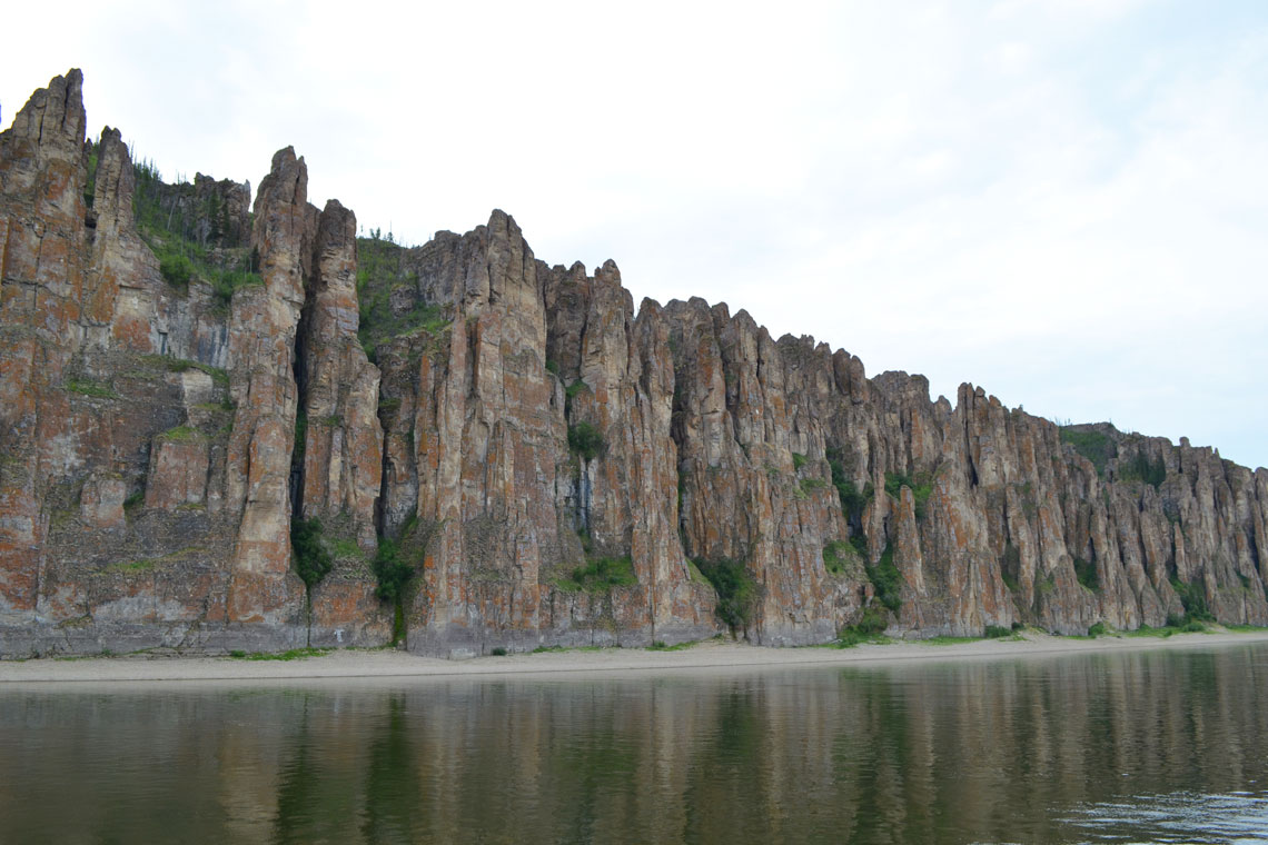 Formacje skalne, których wysokość sięga 220 metrów nad poziomem rzeki, zbudowane są z wapieni kambryjskich. Początek formowania się skał, które utworzyły ten pomnik przyrody, datuje się zwykle na wczesny kambr – 560-540 mln lat temu. Powstanie Filarów Leny jako ukształtowania terenu datuje się na znacznie późniejszy okres – około 400 000 XNUMX lat temu, czyli stosunkowo niedawny czas geologiczny.