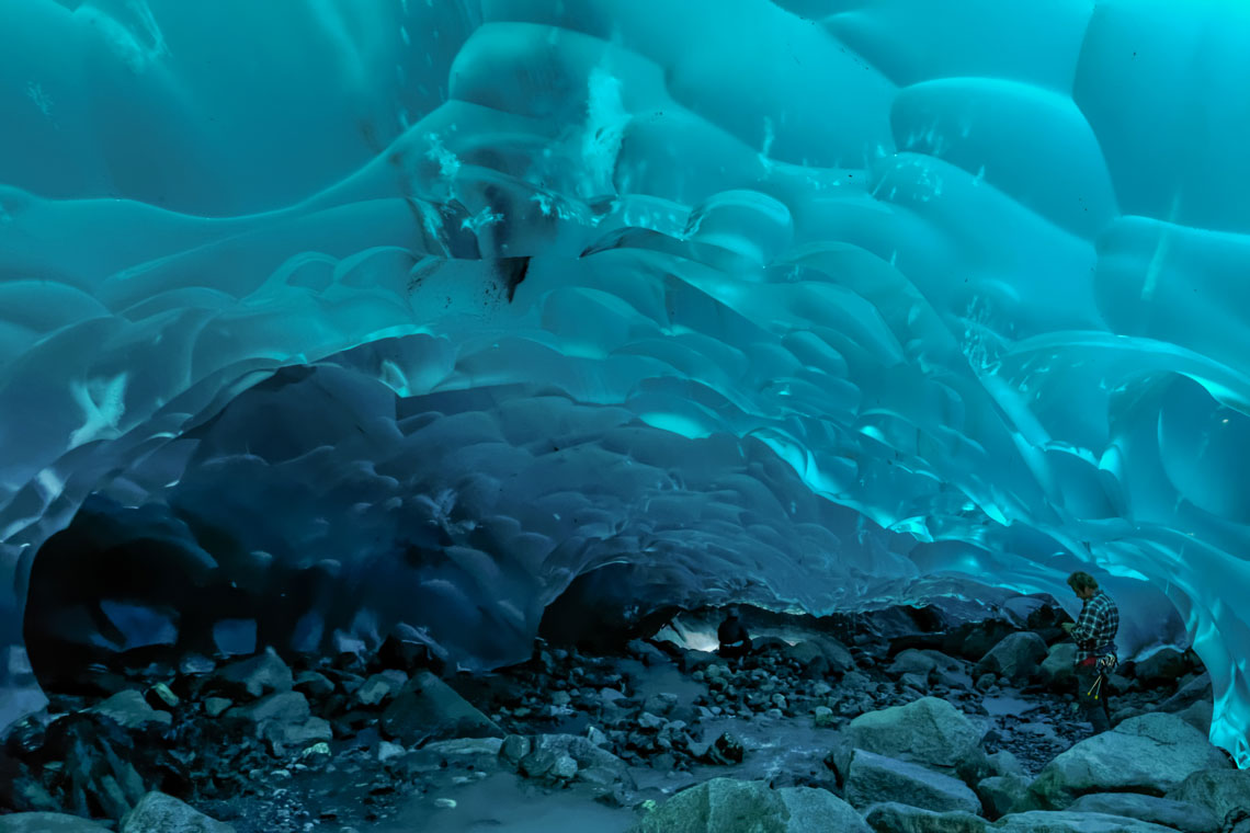 Jedynym sposobem na dostanie się do jaskiń jest spływ kajakiem, a następnie wspinaczka na lodowiec. Odwiedzając jaskinie, turyści powinni zrozumieć, jakie to niebezpieczne – w każdej chwili istnieje ryzyko upadku ogromnych kawałków lodu, aż do całkowitego zniszczenia jaskini.