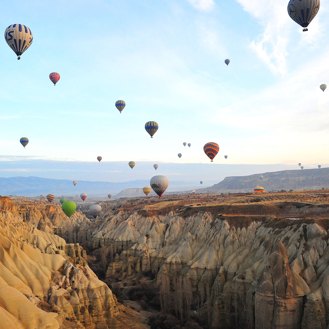 Większość zabytków Kapadocji znajduje się w dzielnicy miasta Urgup. Oto Goreme, Zelve, Cavushin, Uchisar i inne muzea na wolnym powietrzu. Szczególnie popularne są wycieczki balonem na ogrzane powietrze w Göreme.