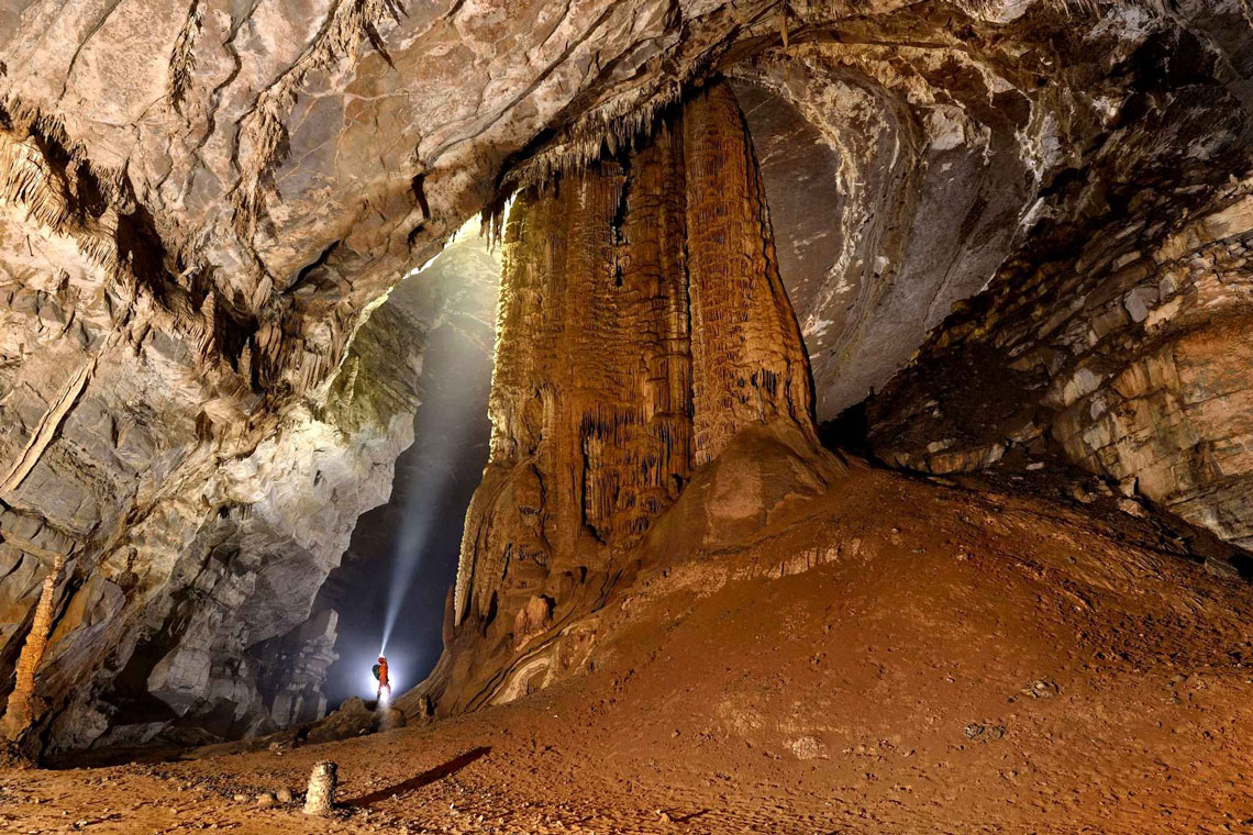 Of all the underground rooms, the largest can be called the "Cloud Staircase Hall", whose area is approximately 51 square meters. The echo of a sound thrown in it, a scream or a whistle, returns only after a few seconds. And in the cave, which is called "Crunchy Blankets", there are gigantic stalagmites that have grown in a tiny fragment over many centuries.