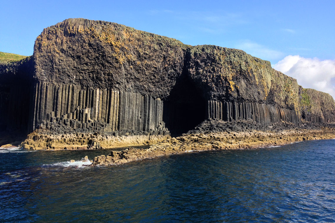 Фінгалова печера – прославлена ​​морська печера, вимита в скелі морською водою, на безлюдному острові Стаффа в Шотландії. Популярність печера набула через дивний зовнішній вигляд. Вона сформована із шестикутних базальтових колон, утворених вулканічною лавою ще в палеоцені (близько 66 млн років тому). Подібну структуру можна побачити в Північній Ірландії – відома Дорога гігантів або Ісландії – дивовижний водоспад Свартіфосс.