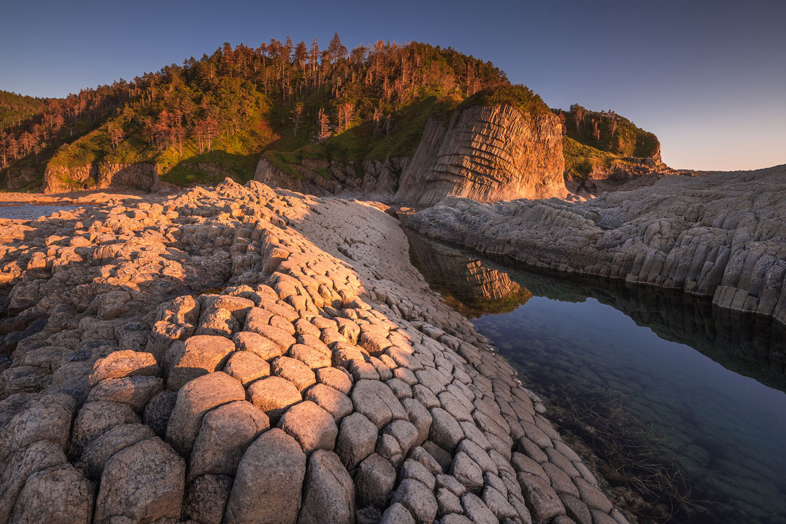 Cape Stolbchaty bao gồm các lớp đá bazan của núi lửa Mendeleev với sự phân tách cột rõ rệt dưới dạng các cột năm cạnh và sáu cạnh.