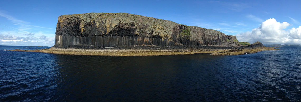 Bản thân hang động là kết quả của công lao của biển cả. Sóng biển trong nhiều thiên niên kỷ đã phá hủy những làn sóng bazan. Các bức tường được tạo thành từ các cột đá bazan lục giác thẳng đứng, sâu 69 m và cao 20 m. Chiều dài của Fingal's Cave là 113 mét, chiều rộng tối đa của lối vào là 16,5 mét.