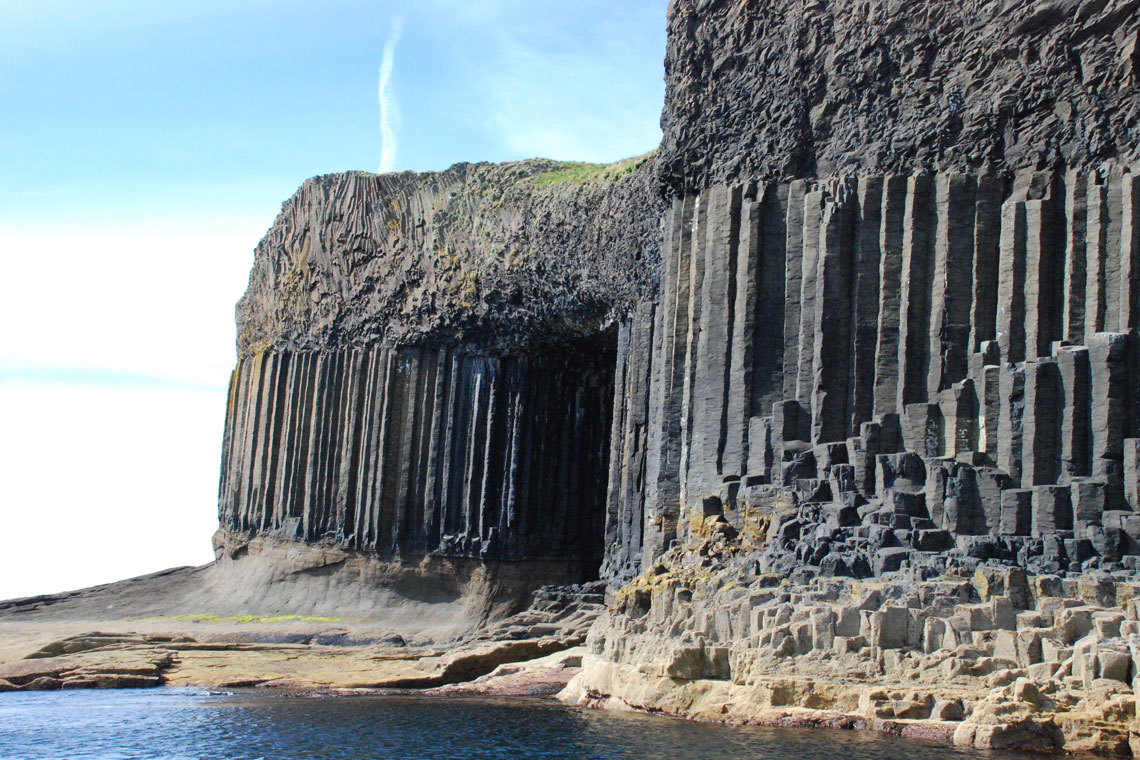 Trong tiếng Gaelic, hang động được gọi là Uamh-Binn, có thể được dịch là "hang động của giai điệu." Quả thực, nhờ có mái vòm mà nơi đây có một thứ âm học độc đáo. Những âm thanh biến đổi kỳ lạ của sóng biển vang vọng khắp bên trong hang động, khiến nó giống như một thánh đường thần kỳ khổng lồ.