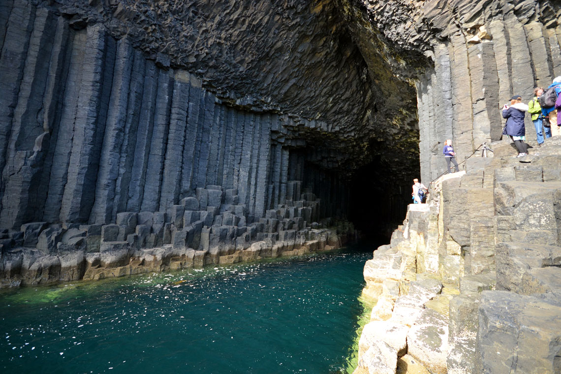 Сьогодні фінгалова печера входить до складу однойменного шотландського заповідника. Це одне із найпопулярніших місць Шотландії. Арковий вхід у печеру надто вузький для човнів. Туристи можуть пробратися всередину вузькою доріжкою над крайкою води. При погляді з печери назовні можна розрізнити контури священного острова Айона – місця поховання стародавніх шотландських королів. Також дана печера є у грі Minecraft у вигляді каньйонів.