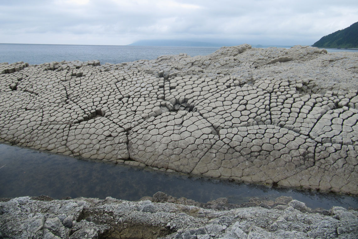 Подібні дивовижні базальтові утворення ми вже раніше розглядали: Дорога гігантів (або «Мостова гігантів») у Північній Ірландії та водоспад Свартифосс (або чорний водоспад) в Ісландії.