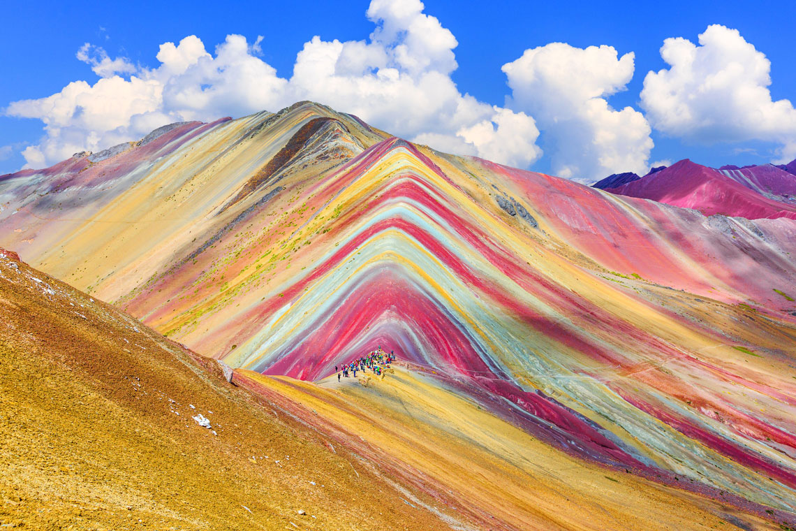 Райдужна гора (Вінікунка, або Вінікунка, також звана Монтанья-де-Сіте-Колорес, Монтанья-де-Колорес) – це різнокольорова гора в Перу, розташована в одній з найдовших гірських систем у світі – Андах. Завдяки своєму різнобарвному смугастому забарвленню Вінікунка стала залучати туристів з усього світу і в середині 2010-х років тут розпочався масовий туризм.