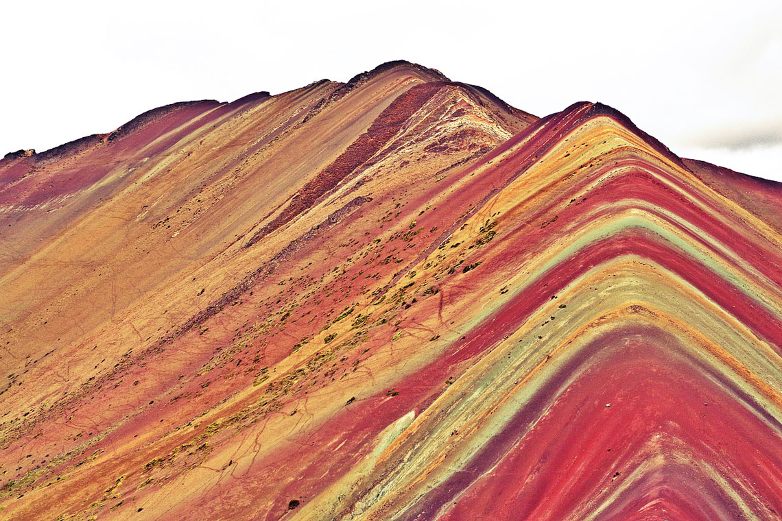 Theo một nghiên cứu của Văn phòng Phân cấp Cảnh quan Văn hóa của thành phố Cusco (Peru), vẻ ngoài óng ánh của ngọn núi là do thành phần khoáng vật hiện diện trên các sườn và đỉnh của nó. Màu sắc của núi Vinicunka có 7 màu: hồng, trắng, đỏ, xanh lá cây, nâu đất, vàng mù tạt.
