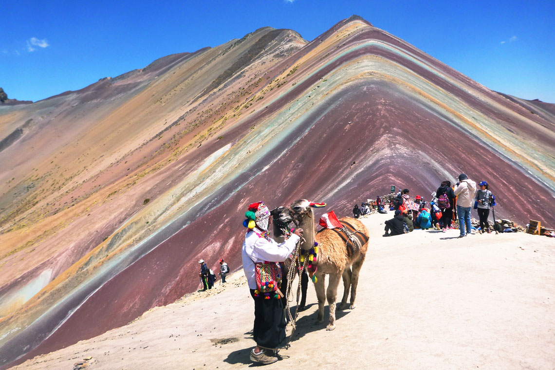 Мандрівники в Перу та місцеві жителі, як правило, приходять до спільної думки, що найкраща пора року для відвідування цього барвистого місця – серпень, оскільки цей сухий сезон забезпечує чудовий вид гори, максимізуючи її яскраві кольори.