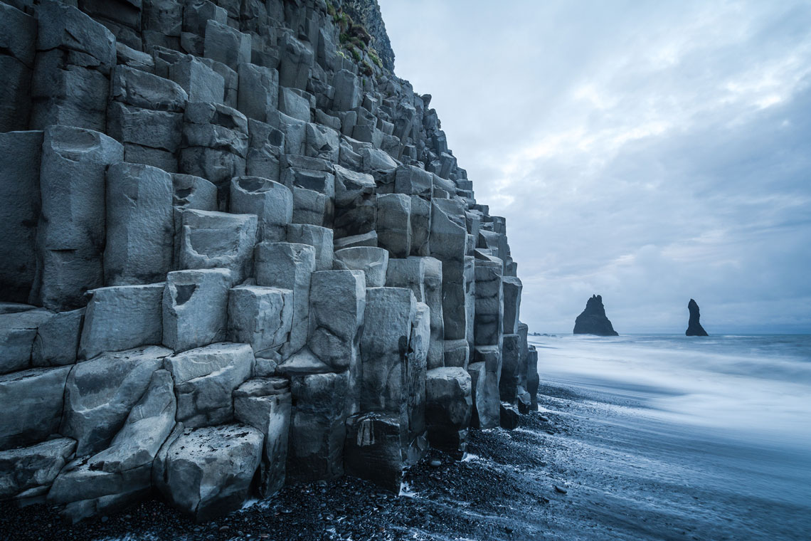 Reynisfjara Beach (también conocida como Black Beach) se encuentra cerca de Vik en el sur de Islandia. Este lugar es muy popular entre los turistas y fotógrafos porque se ve místico, fascinante y al mismo tiempo aterrador. Esto se debe a que la arena de la playa es negra, y en la arena hay espantosas columnas de basalto negro. ¡Parece bastante alienígena!