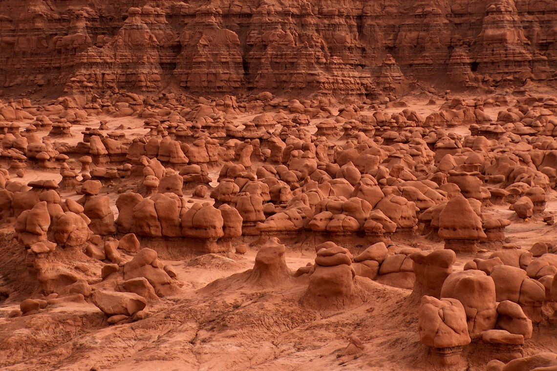 Goblin Valley (translated from English as "Goblin Valley") is one of the 43 parks in Utah, USA. It is located in the central part of the state in Emery County. The main attraction of Goblin Vali is thousands of mushroom-shaped hoodoos, which the locals call goblins.