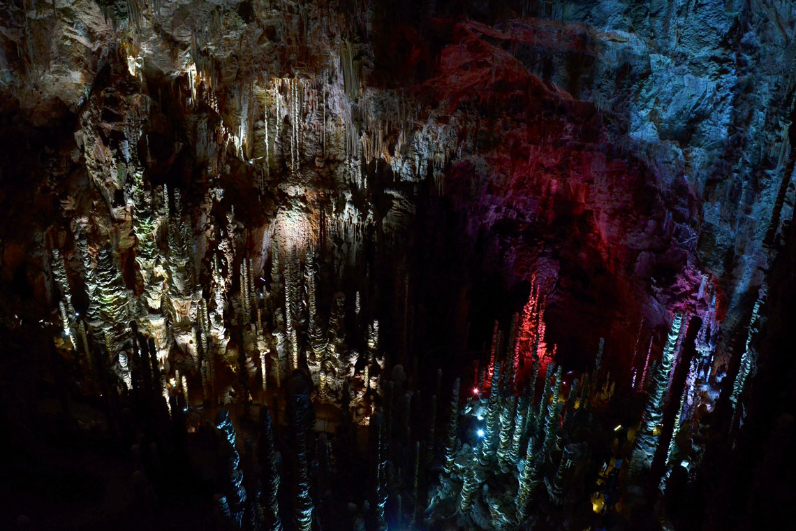 La cueva comienza como un pozo angosto que desciende 75 metros, luego se convierte en una enorme cueva conocida como el "Gran Salón". El Gran Salón tiene unos 100 metros de largo y 55 metros de ancho.