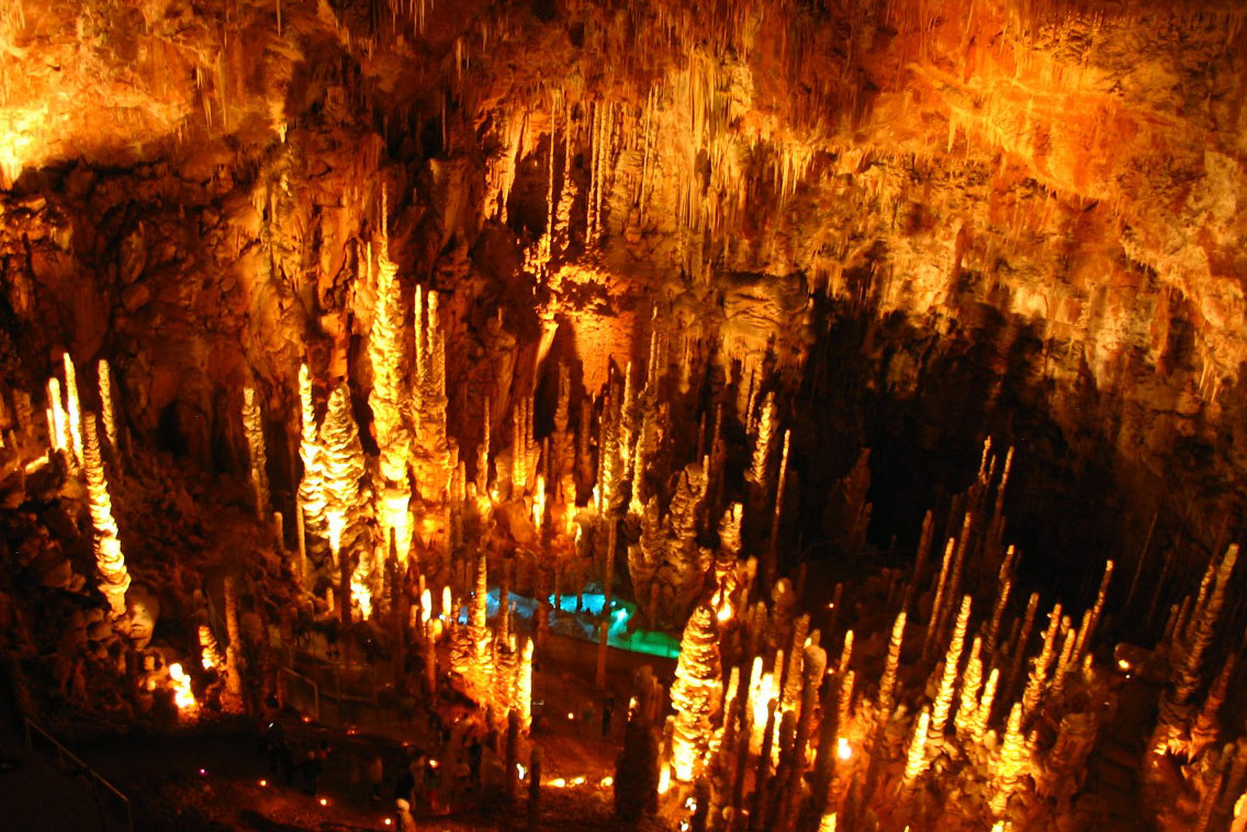 Вперше Aven Armand була науково досліджена французькими дослідниками Луї Арманом та Едуардом-Альфредом Мартелем у 1897 році. Однак для екскурсій печера була відкрита лише з 1927 року, після того, як тут були створені штучні тунелі та пішохідні доріжки, щоб забезпечити туристам легкий доступ до Великої зали. Тут також було встановлено фунікулер, який дозволяє легко дістатися до печери, у тому числі й людей з обмеженими можливостями.