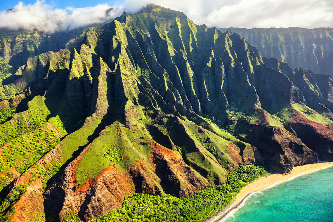 Kauai è la più antica delle principali isole hawaiane, risalente a 6 milioni di anni fa. Come altre isole dell'arcipelago, Kauai è di origine vulcanica. L'isola è interessante perché il rilievo di alcune regioni della sua costa sembra ultraterreno.