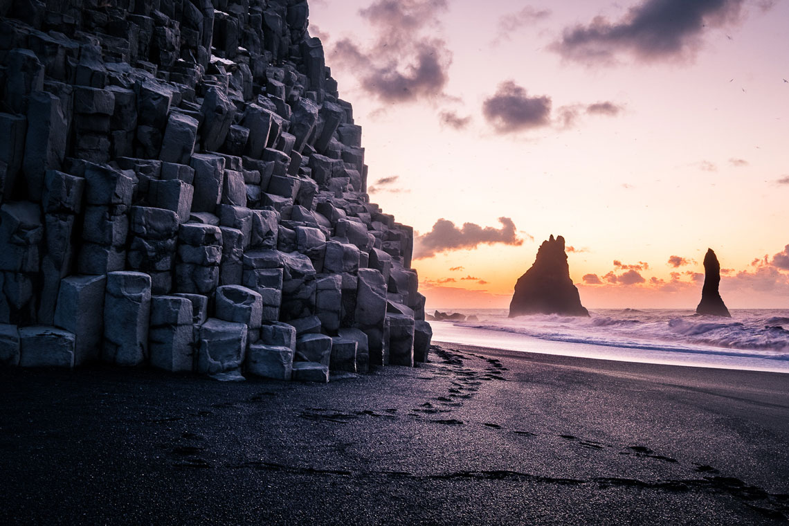 Ya hemos considerado formaciones de basalto sorprendentes similares: este es el Camino de los Gigantes (o "El Puente de los Gigantes") en Irlanda del Norte, la cascada Svartifoss (o cascada negra) en Islandia y el Cabo Stolbchaty, un monumento natural de importancia mundial, En Rusia.