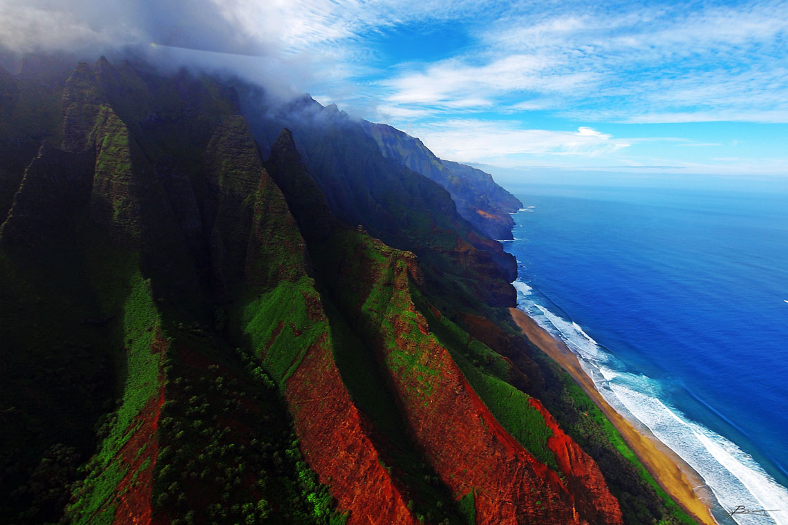The area of ​​the island is 1456 km², which makes it the 4th largest island in the archipelago and the 21st largest island in the United States. The population of Kauai is about 70,000 people. Kauai was the first island in the archipelago that James Cook landed on in January 1778.