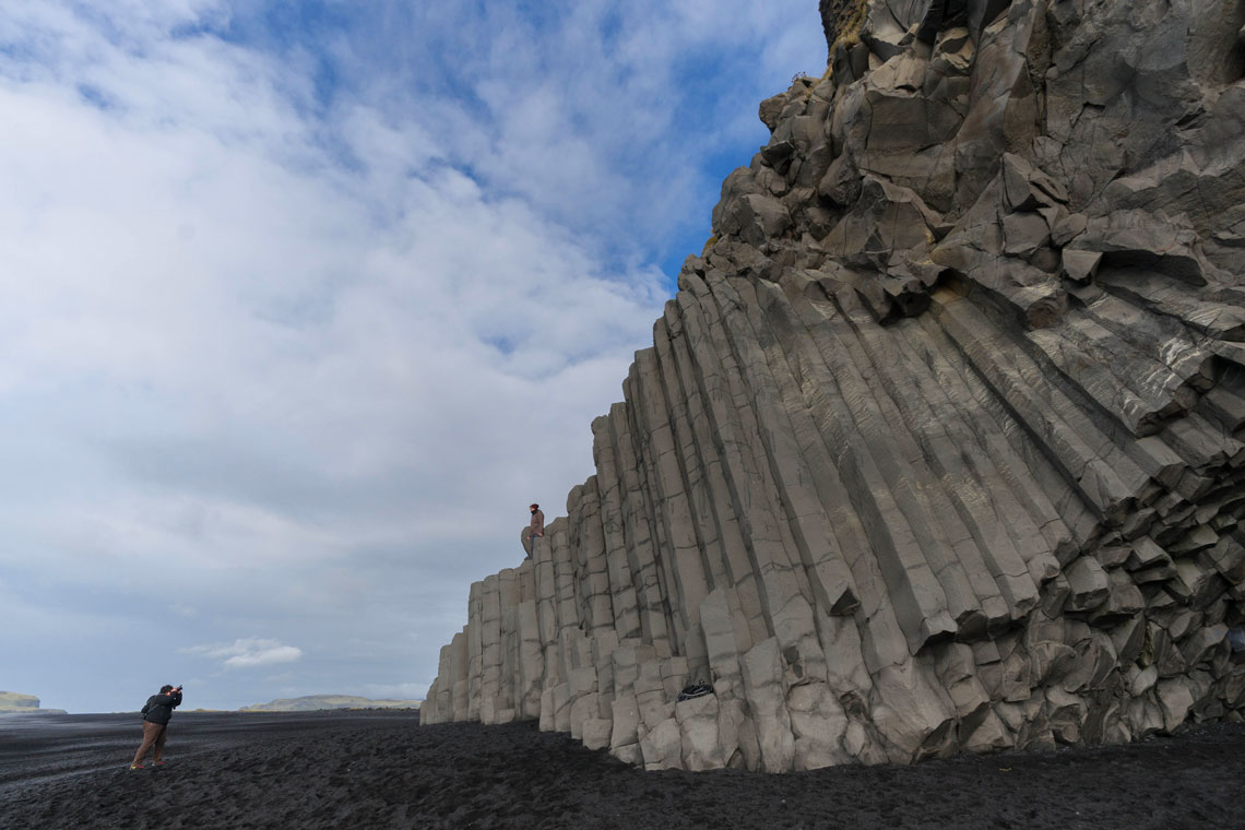 The length of Reynisfjara beach is about 5 kilometers, and the width reaches several tens of meters. But tourists do not come here to sunbathe and swim, but mostly to take a walk and take pictures of its unearthly landscapes. In 1991, the American magazine Islands Magazine named this beach one of the most beautiful non-tropical beaches on Earth.