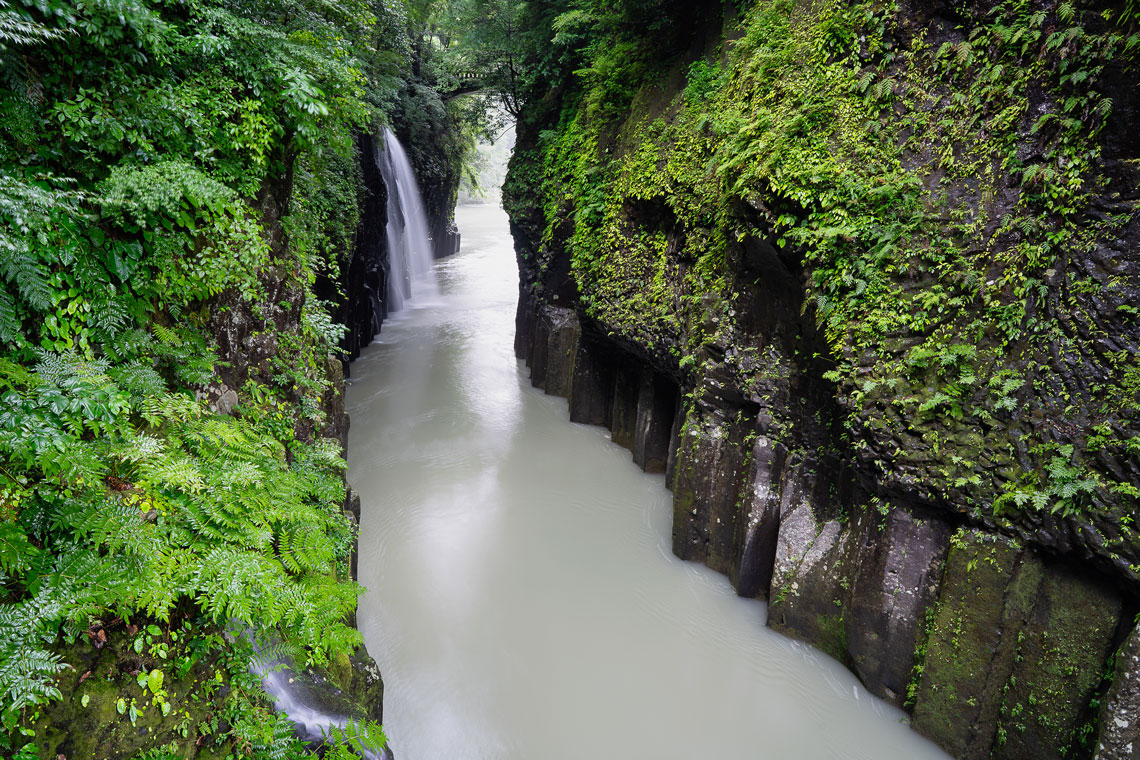 Tourists here can rent a boat and ride through the gorge, swim close to this waterfall and feel the millions of tiny drops of water. You can also go on a specially laid 600-meter walking route, constantly enjoying the beauty of Takachiho.