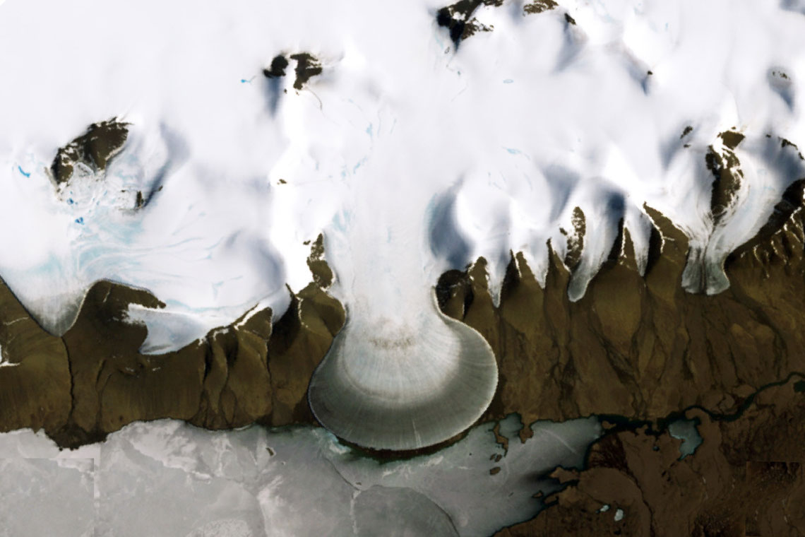 Dit type ijsarrangement wordt een kruipende gletsjer genoemd. De reden voor zo'n mooie vorm van de gletsjer was zo'n fenomeen als "ablatie". In de wetenschap van natuurijs betekent ablatie de vermindering van de massa van een gletsjer door het proces van smelten en verdampen, of tijdens de scheiding van ijsbergen, dat wil zeggen de mechanische vermindering van de massa. De Elephant Foot Glacier werd gevormd vanwege het feit dat het noordelijke deel, dat verder gaat dan de bergring, zich in de zone van actieve ablatie bevindt. Het onderste deel van de gletsjer daalt af van de bergen en spreidt zich uit over het meer van Romere, waar de kracht van de wind en de temperatuur een veel sterker effect hebben op de ijsbedekking. Overdag begint het ijs actiever te smelten en 's nachts bevriest het laag voor laag geleidelijk.