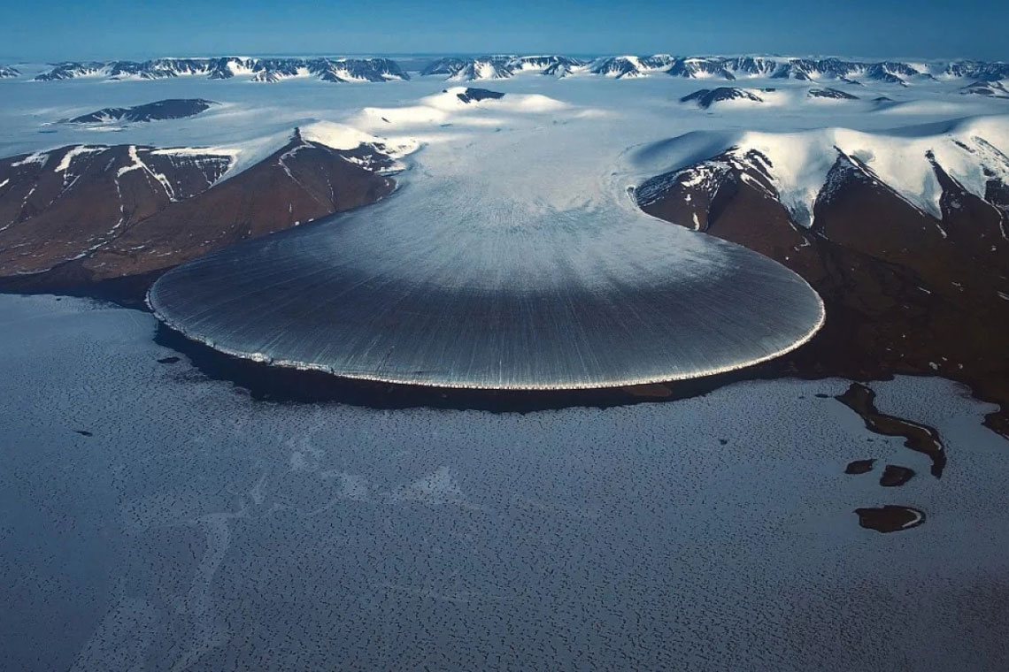 Elephant's Foot Glacier, som hele isdekket på Grønland, er gjenstand for nøye observasjon av forskere. Prosessen med global oppvarming er tydelig manifestert i endring og reduksjon av kystlinjen og ismassene ved kysten. Elefantfoten er en kjendis på nordøstkysten. Selv om det bare kan sees fra et fugleperspektiv, blir antallet turister som vil se det aldri mindre.