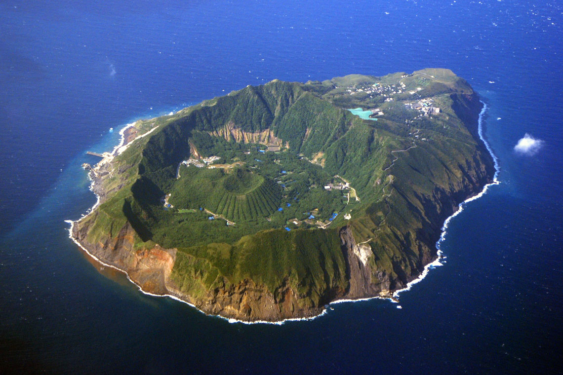 In het noordwestelijke deel ligt de vulkaan Maruyama met een hoogte van 423 meter. De laatste grote uitbarsting van deze vulkaan vond plaats in 1783-1785, toen bijna alle nederzettingen van het eiland werden verwoest, 140 mensen stierven en ongeveer 200 mensen ontsnapten op het naburige eiland Hachijojima. De kust is rotsachtig en moeilijk toegankelijk. Het klimaat is subtropisch.
