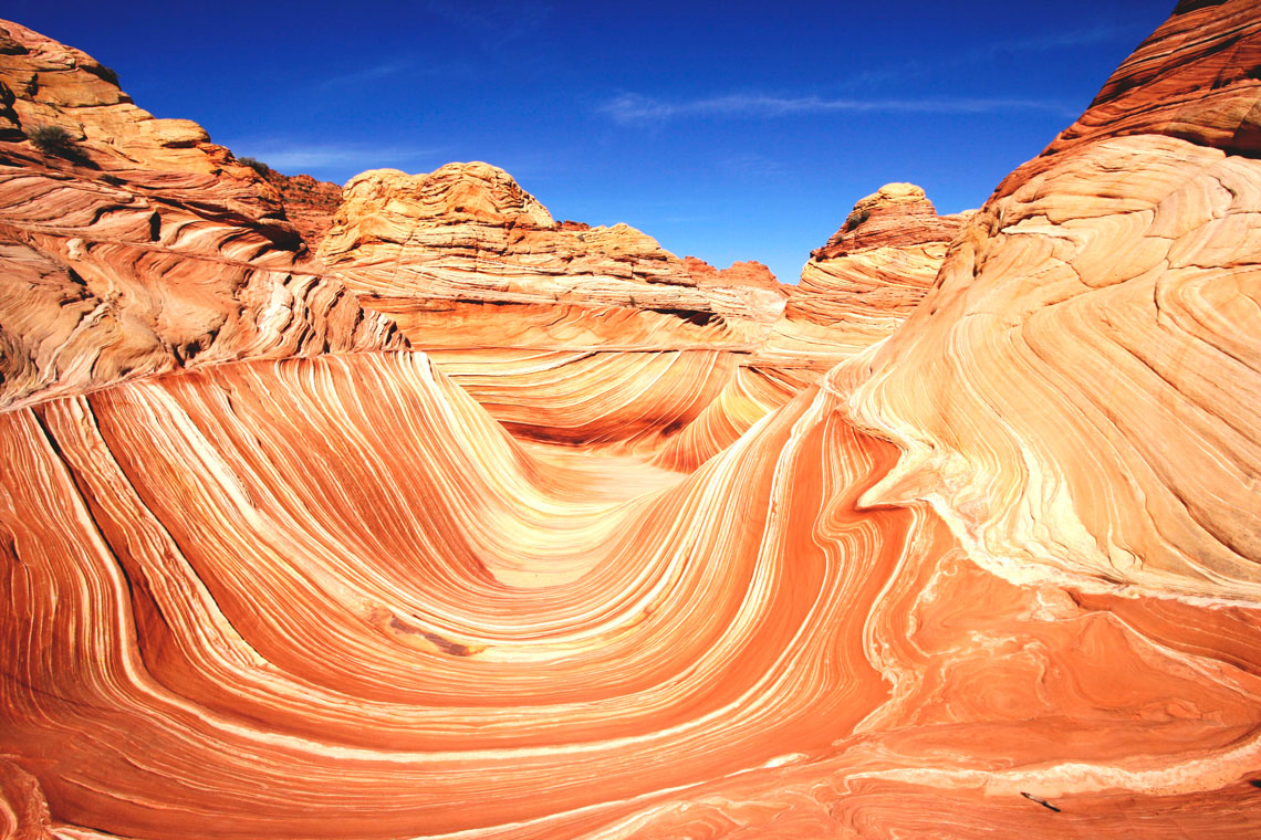 Under påvirkning av vind og regn i millioner av år fant det sted en konstant prosess med erosjon. Dette er hva forskere forklarer slike former for denne bølgen. Etter en tid ble sanddynene komprimert og sementert ved hjelp av temperatur og vann. Da var alle sanddynene dekket med annen sand. Sandfylte, sementerte sanddyner sto slik i hundre millioner år inntil Coloradoplatået reiste seg, og deretter blåste vind og vann og vasket bort sanden.